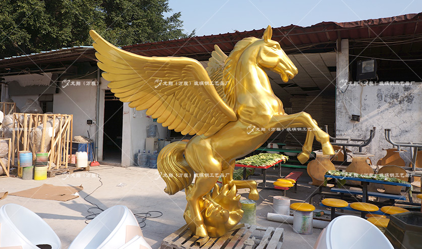  制作商場玻璃鋼雕塑時要注意哪些問題呢？